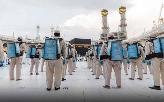 عمال يوزعون عبوات ماء زمزم في الحرم المكي الشريف- أرشيفية