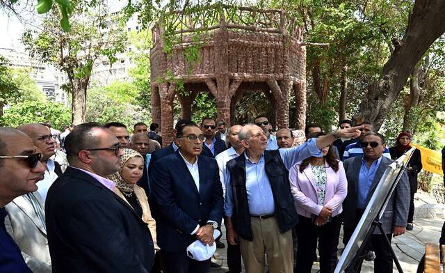 رئيس مجلس الوزراء المصري مصطفى مدبولي خلال جولة تفقدية لمشروع إعادة إحياء حديقة الأزبكية