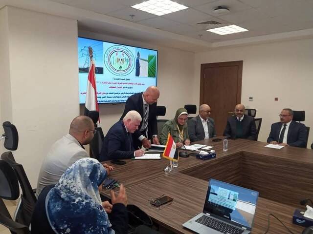 المصرية لنقل الكهرباء توقع عقدًا لتنفيذ مشروع ربط مزارع بني سويف بالشبكة القومية
