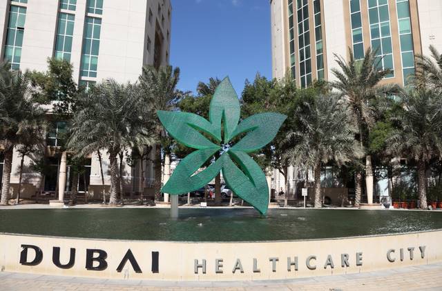 سلطة دبي الطبية تلغي وتخفض رسوم الخدمات بالمنطقة الحرة
