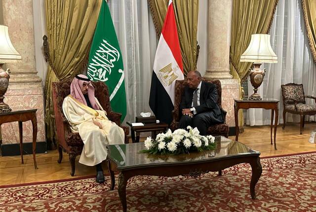وزير الخارجية السعودي يصل إلى القاهرة ويلتقي نظيره المصري