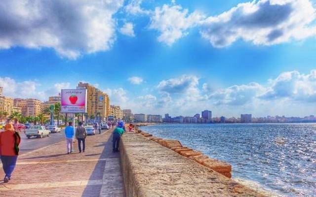 محافظة الإسكندرية تكشف سبب وضع "بلوكات" بطول شاطئ الكورنيش