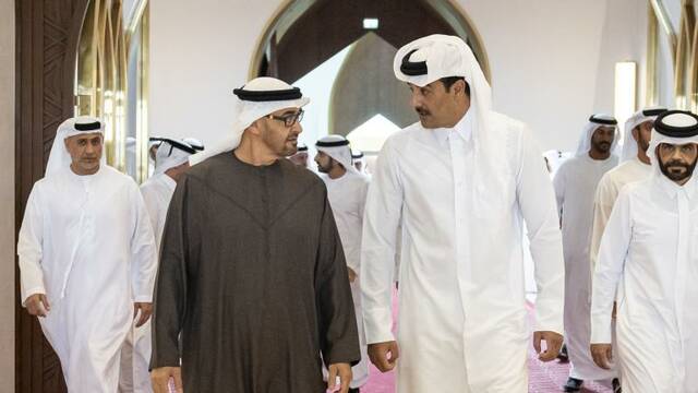 صورة للشيخ محمد بن زايد آل نهيان رئيس دولة الإمارات والشيخ تميم بن حمد آل ثاني أمير دولة قطر
