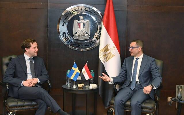 حسن الخطيب وزير الاستثمار والتجارة الخارجية مع بنيامين دوسا وزير التجارة الدولية والتعاون الإنمائي السويدي