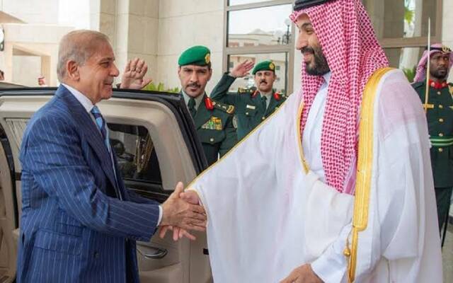 الأمير محمد بن سلمان بن عبدالعزيز آل سعود ولي العهد رئيس مجلس الوزراء ومحمد شهباز شريف رئيس الوزراء في جمهورية باكستان