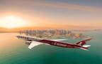 طائرة تابعة لمجموعة الخطوط الجوية القطرية تحلق في سماء الدوحة