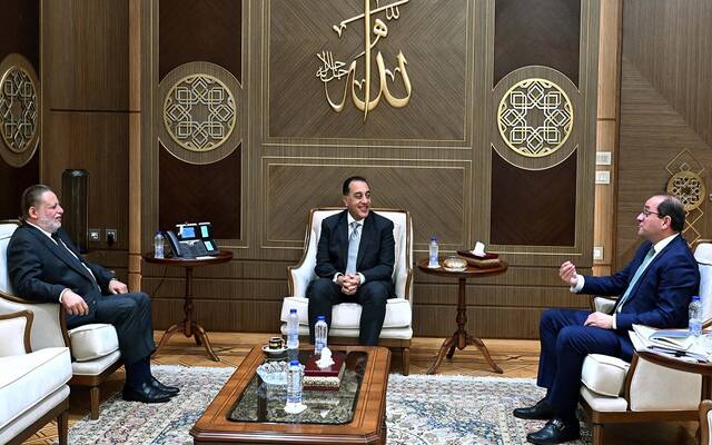 الدكتور مصطفى مدبولي رئيس مجلس الوزراء المصري مع حسن عبدالله محافظ البنك المركزي وأحمد كُجوك وزير المالية