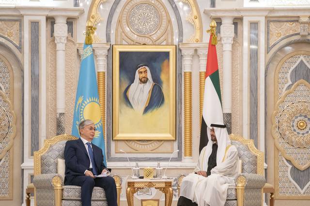 ولي عهد أبوظبي يشهد توقيع مذكرات تفاهم مع رئيس كازاخستان