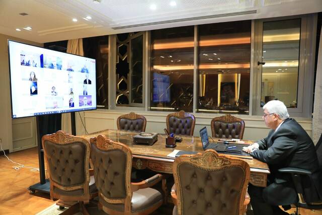 بعد قرار ترامب بوقف المنح.. اجتماع لمناقشة موقف طلاب الوكالة الأمريكية المصريين