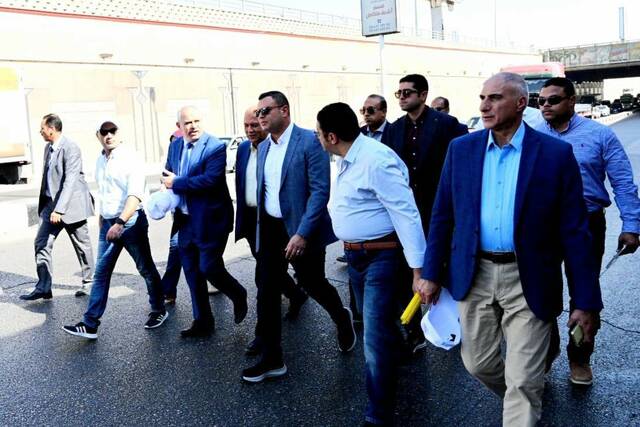 وزير الإسكان يتفقد مشروعات رفع كفاءة محطة المياه والطرق بمدينة العبور