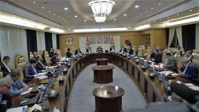 رئيس وزراء الأردن يبحث وضع تصور لدعم القطاعات المتضررة من كورونا