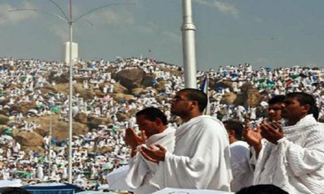حجاج يؤدون مناسك الحج