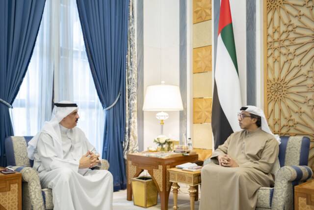 جانب من لقاء الشيخ منصور بن زايد آل نهيان نائب رئيس دولة الإمارات نائب رئيس مجلس الوزراء، رئيس ديوان الرئاسة والشيخ خالد بن عبدالله بن علي بن حمد آل خليفة سفير مملكة البحرين لدى دولة الإمارات