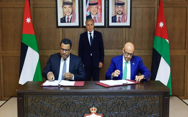 جانب من توقيع الاتفاقية