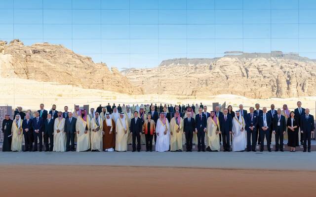 صورة جماعية للمشاركين في مؤتمر العلا لاقتصادات الأسواق الناشئة