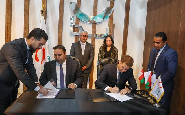 جانب من التوقيع