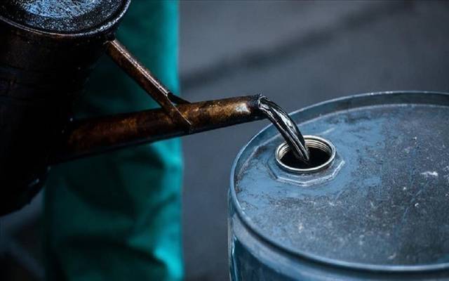 أسعار النفط تتراجع مع إشارات بتمسك "أوبك +" بخطة إنتاج النفط خلال يناير 2022