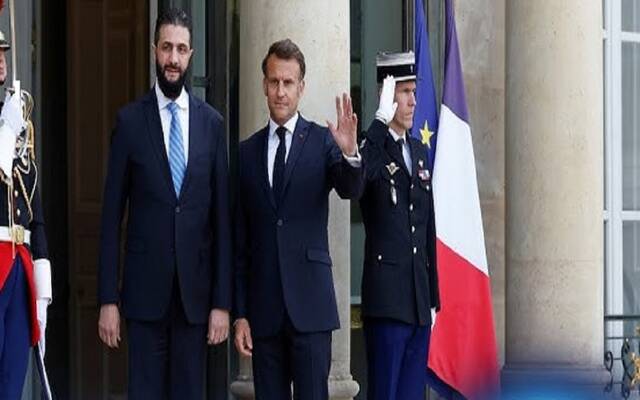 الرئيس الفرنسي إيمانويل ماكرون نظيره السوري الانتقالي أحمد الشرع