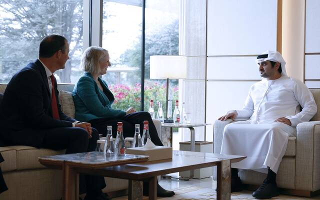 الشيخ مكتوم بن محمد بن راشد آل مكتوم النائب الأول لحاكم دبي وإيما رينولدز وزيرة الاقتصاد في وزارة الخزانة البريطانية