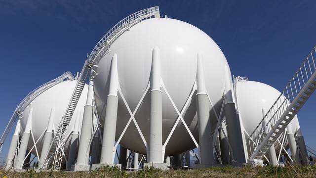 US natural gas storage volume falls as prices drop
