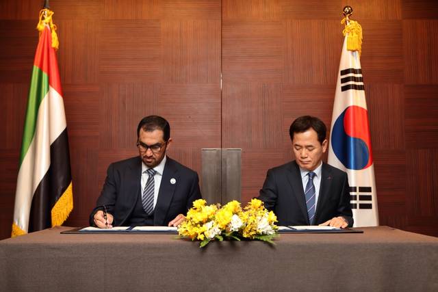 بالصور.. "أدنوك" توقع 3 اتفاقيات مع أكبر شركات الطاقة الكورية