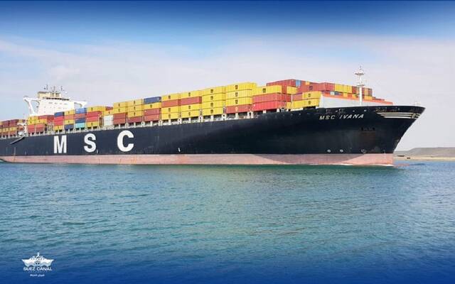 قناة السويس: الموانئ تعمل بشكل طبيعي وتواصل استقبال السفن رغم الطقس السيئ