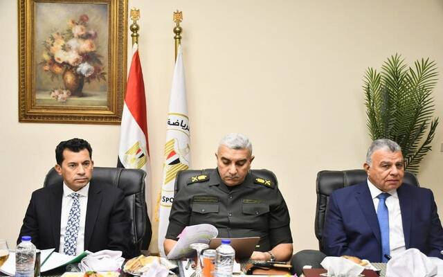 وزير الشباب يبحث الفرص الاستثمارية وتطوير الأداء المالي والإداري لاستاد القاهرة