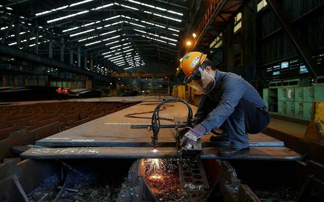 عامل داخل أحد المصانع