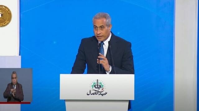 حسن شحاتة وزير العمل المصري