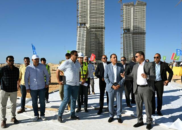 رئيس الوزراء يتفقد مشروعات أبراج وبحيرات داون تاون العلمين الجديدة