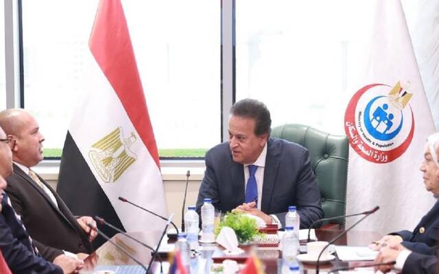 خالد عبدالغفار نائب رئيس مجلس الوزراء وزير الصحة والسكان في مصر وألكسندر بييسير سفير جمهورية كوبا لدى مصر