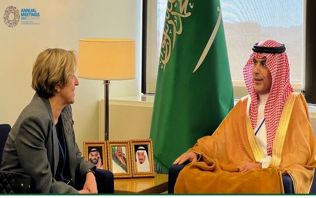 محافظ البنك المركزي السعودي يلتقي رئيس مجلس إدارة بنك ستاندرد تشارترد