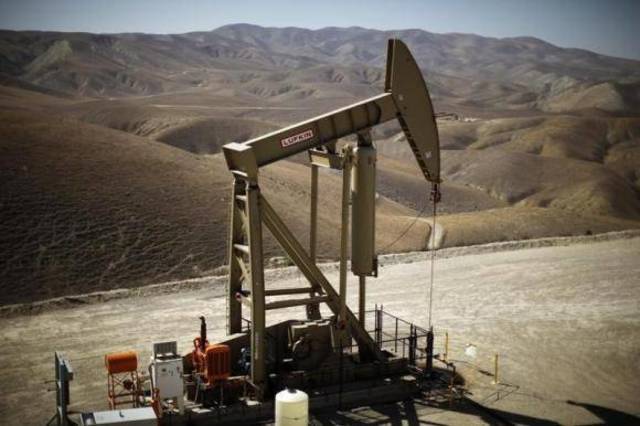مخزونات النفط الأمريكية ترتفع بأكثر من ضعف المتوقع