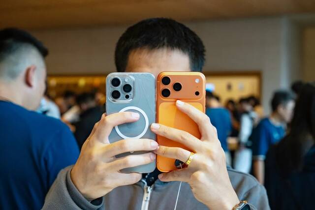 آبل تبدأ مبيعات آيفون 17 للبيع بمظهر جديد