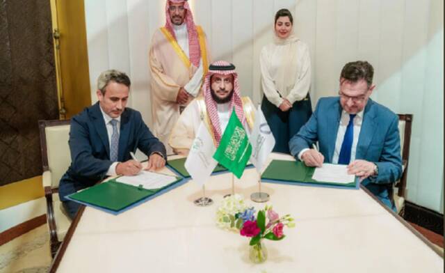 جانب من توقيع الاتفاقية بحضور بندر بن إبراهيم الخريف وزير الصناعة والثروة المعدنية