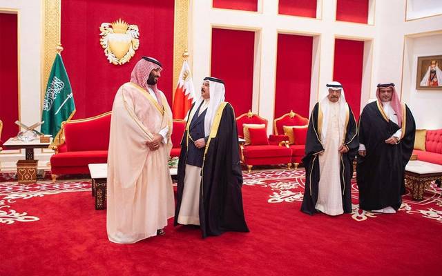 بالصور.. ملك البحرين يستقبل ولي العهد السعودي