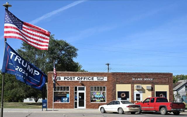 ترامب يناقش خصخصة هيئة البريد الأمريكية بعد تكبدها خسائر ضخمة