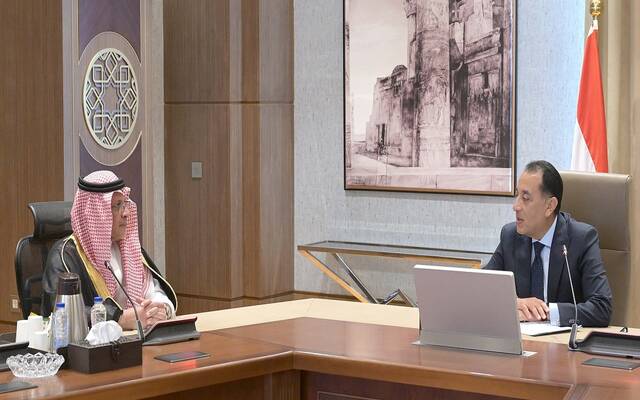 مصطفى مدبولي رئيس مجلس الوزراء المصري ومحمد التويجري الأمين العام للمجلس التنسيقي الأعلى السعودي