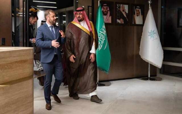 وزير الاقتصاد والتخطيط السعودي فيصل بن فاضل الإبراهي مع وزير الاقتصاد الأرميني غيفورغ بابويان