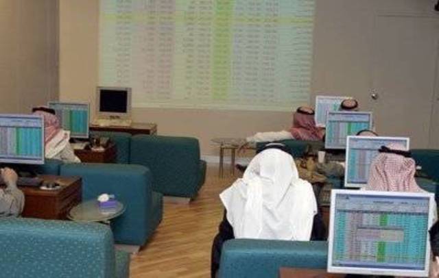 السوق السعودية تقلص خسائرها الصباحية بالمنتصف و"زين الأكثر" تداولا