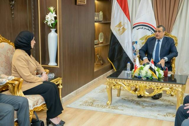 وزير الإنتاج مع سفيرة البحرين في القاهرة