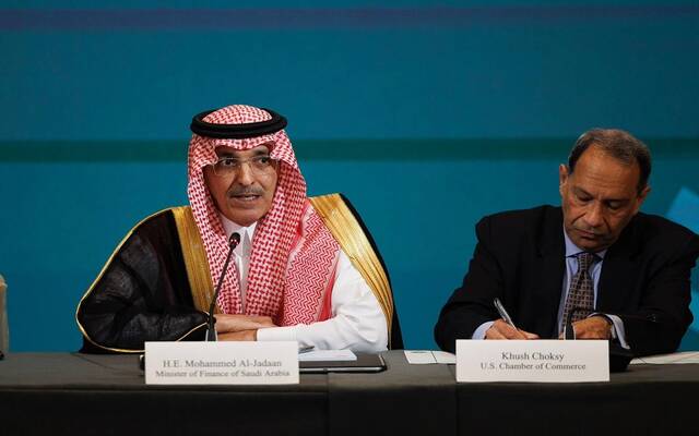 وزير المالية محمد الجدعان خلال اجتماع الطاولة المستديرة بالغرفة التجارية الأمريكية