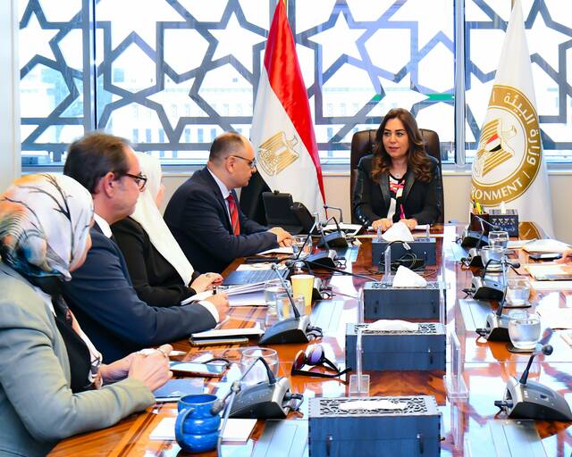 جانب من اجتماع الوزيرة مع مسؤولي الوزارة للاستعداد للمشاركة في COP30