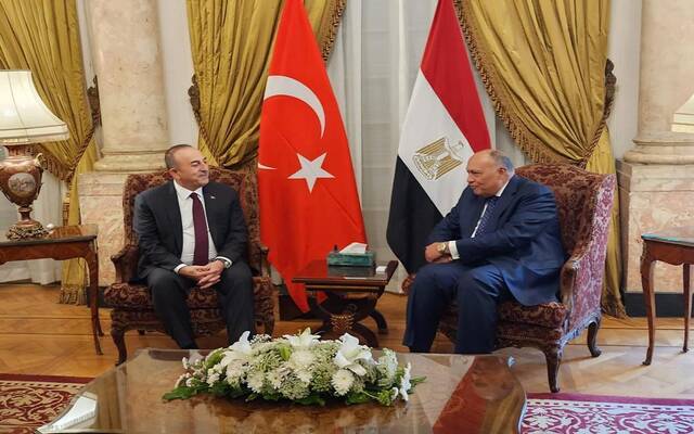 وزير الخارجية التركي مولود تشاووش أوغلو مع وزير الخارجية المصري سامح شكري