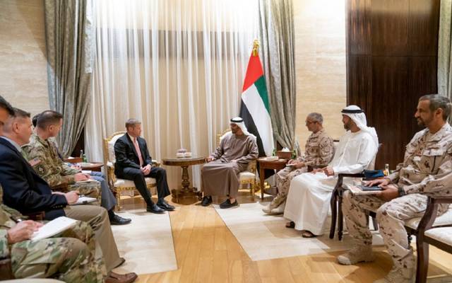 ولي عهد أبوظبي يبحث التعاون العسكري مع وزير الجيش الأمريكي