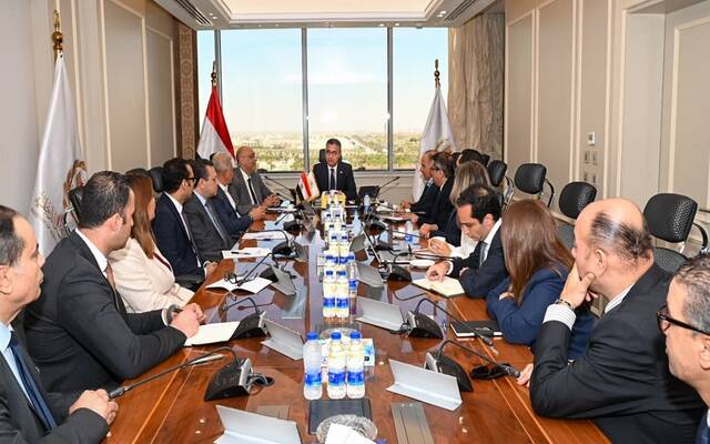 شريف فاروق وزير التموين خلال اجتماع مع جهاز تنمية المشروعات المتوسطة وسلسلة كازيون