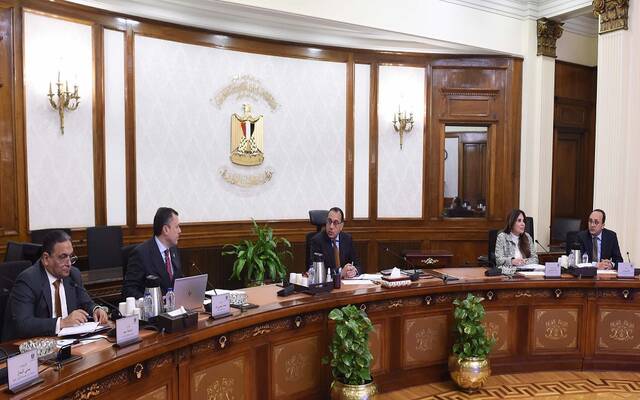 رئيس الوزراء يؤكد دعم الدولة لإجراءات وزارة السياحة لزيادة الوافدين لمصر