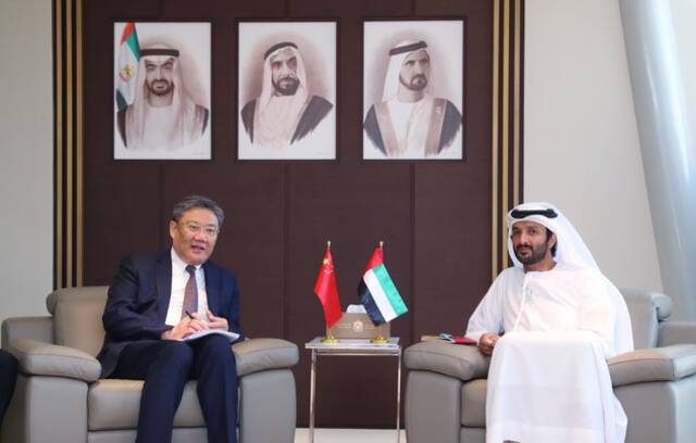 جانب من لقاء عبدالله بن طوق المري وزير الاقتصاد الإماراتي و وانغ ون تاو وزير التجارة الصيني