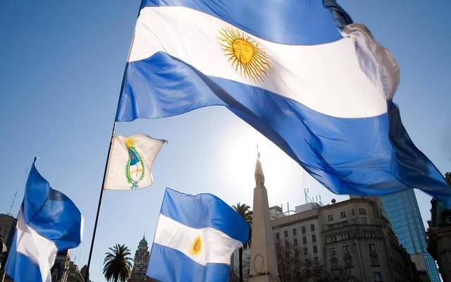 "ستاندرد آند بوزر" تخفض التصنيف الائتماني للأرجنتين لـ"تعثر انتقائي"
