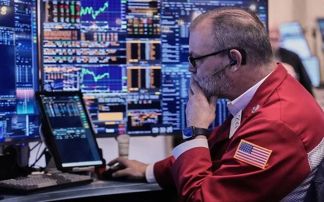 تراجع عقود "وول ستريت" الآجلة إلى أدنى مستوياتها في شهر